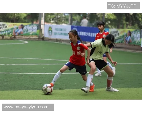 热爱足球的心声与梦想在绿茵场上绽放的青春旋律