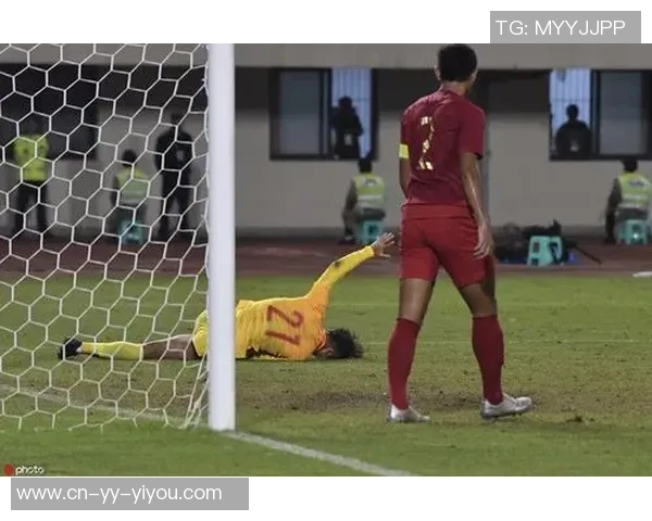 足球比赛中意外脱臼球员痛苦下场的瞬间与伤后恢复之路 足球比赛中意外脱臼球员痛苦下场的瞬间与伤后恢复之路